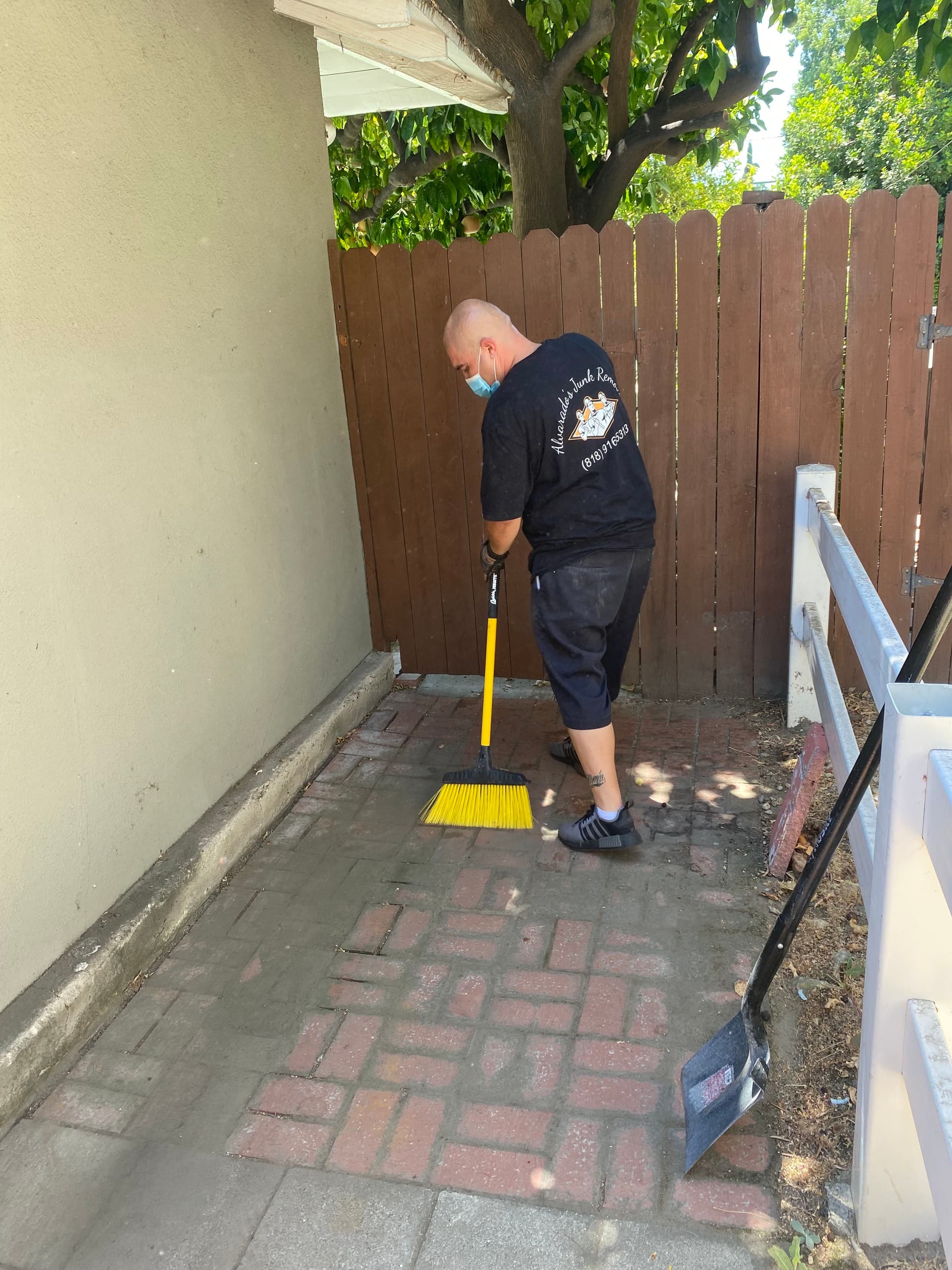 Gallery photos for Side Yard Junk Removal Done Right: Image #1