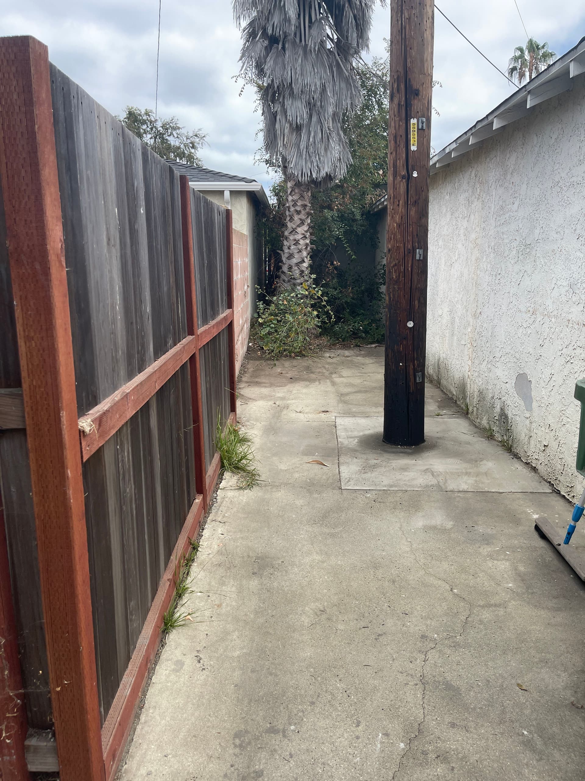 Gallery photos for Side-of-Garage Junk Removal Done Right: Image #4