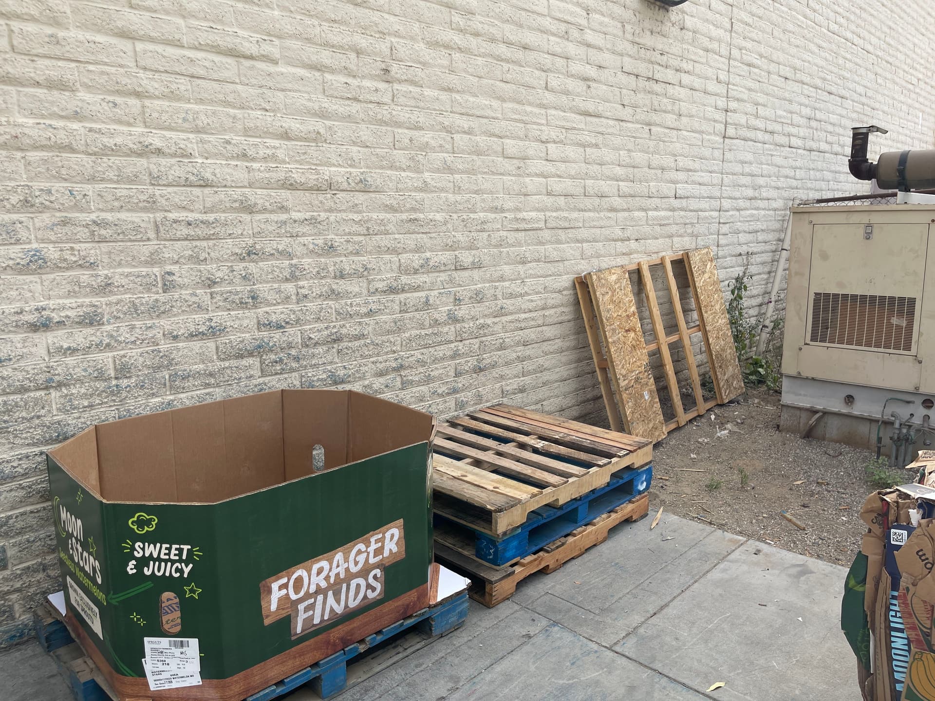Gallery photos for Commercial Junk Removal for Retail and Grocery Properties: Image #2