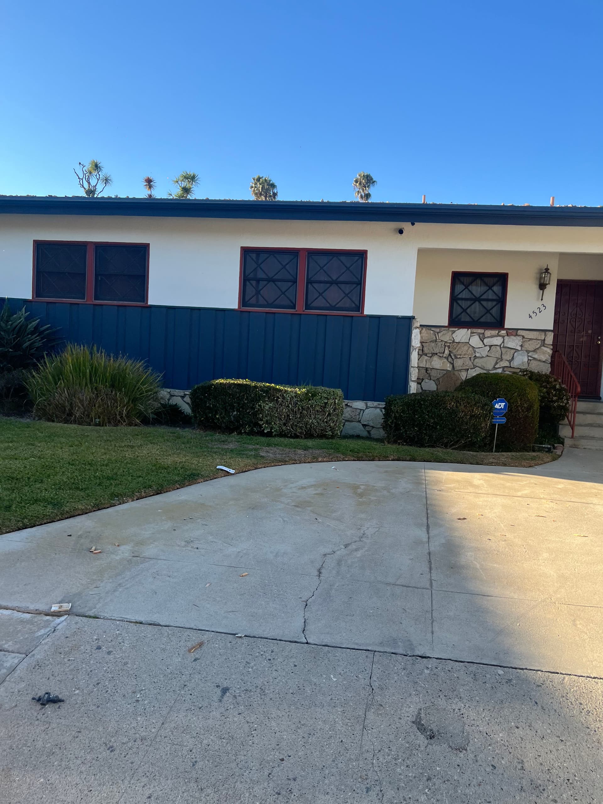 Gallery photos for Clutter-Free Driveway in Glendale: Image #1